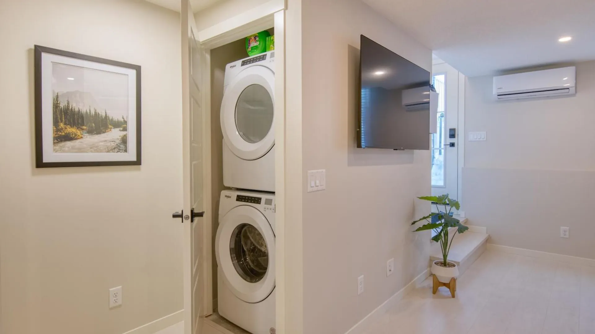 Stylish & Comfy Mountain Escape King Bed Ps5! Appartement YYC Canada