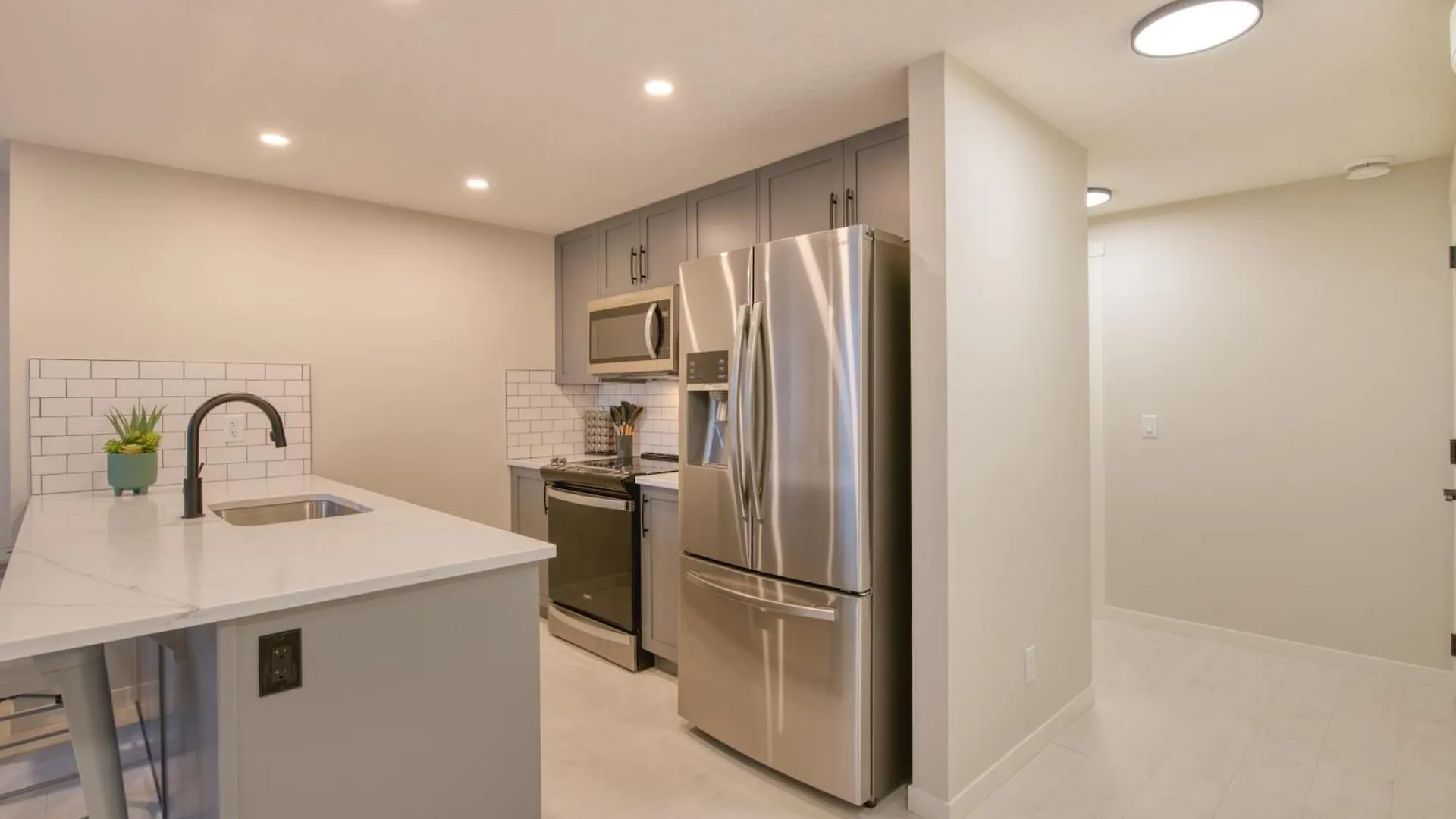 Stylish & Comfy Mountain Escape King Bed Ps5! Appartement YYC