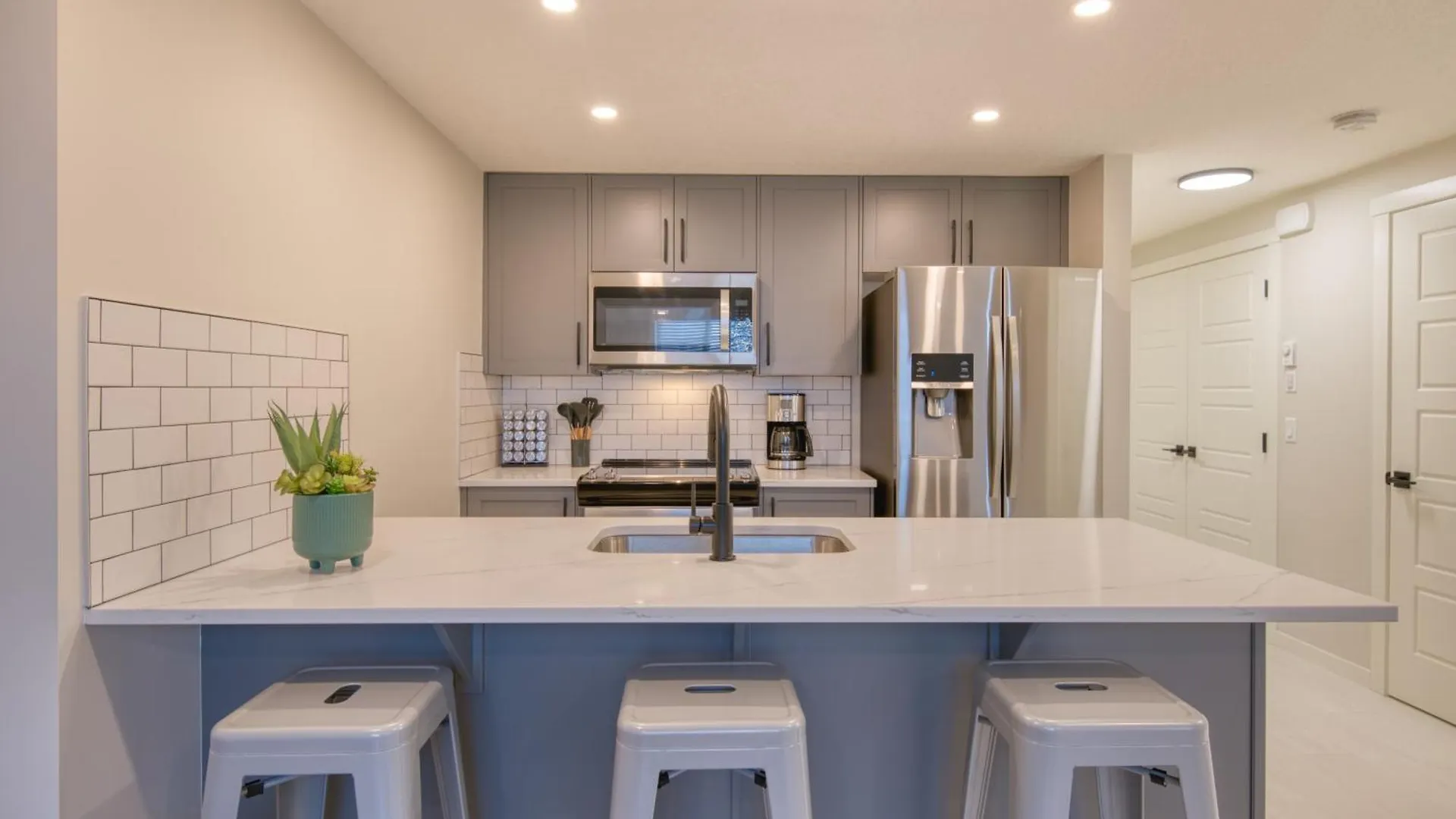 Stylish & Comfy Mountain Escape King Bed Ps5! Appartement YYC