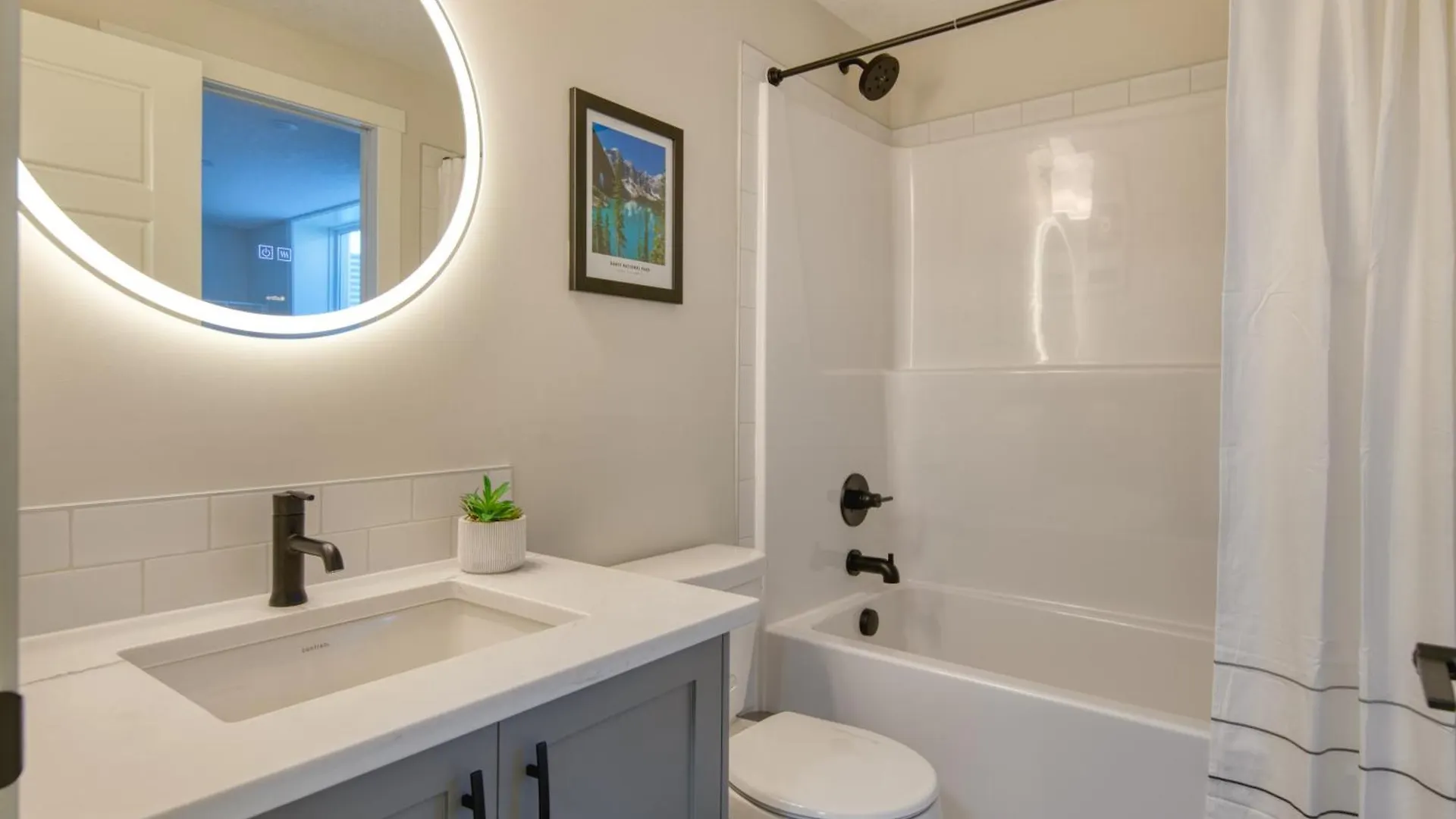Stylish & Comfy Mountain Escape King Bed Ps5! Appartement YYC 0*,  Canada
